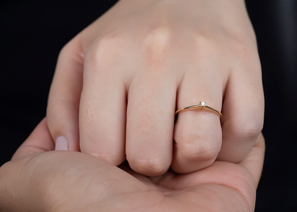 Anel Solitário com Diamante 0,04ct Ouro 18k 750