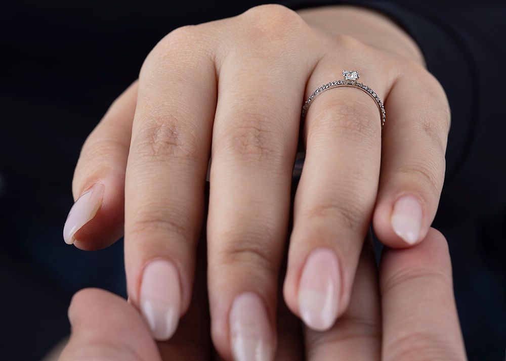 Anel Zircônias Ouro Branco 18k 750