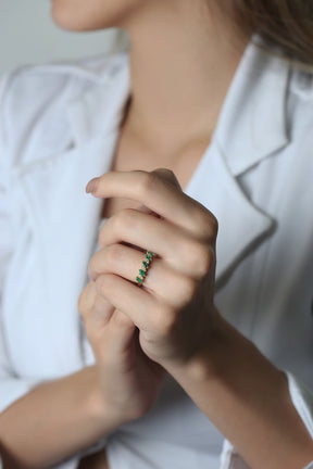 Meia Aliança Diamantes e Esmeraldas Ouro 18k 750