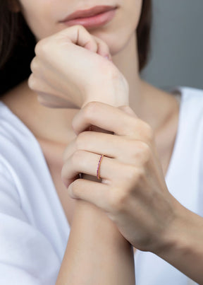Meia Aliança Ouro 18k 750 com Rubis Sintéticos
